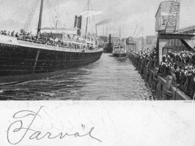 Svartvit foto på stort skepp som lämnar hamnen. På både båten och hamnen är det trångt av folk. Under bilden står Farväl handskrivet. Lektion om migration.