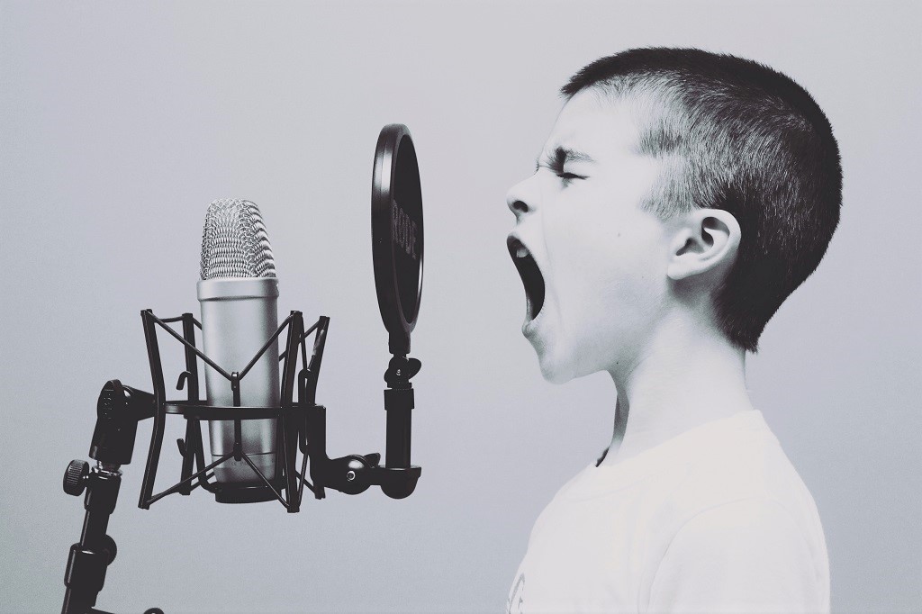 Ett barn skriker i en mikrofon